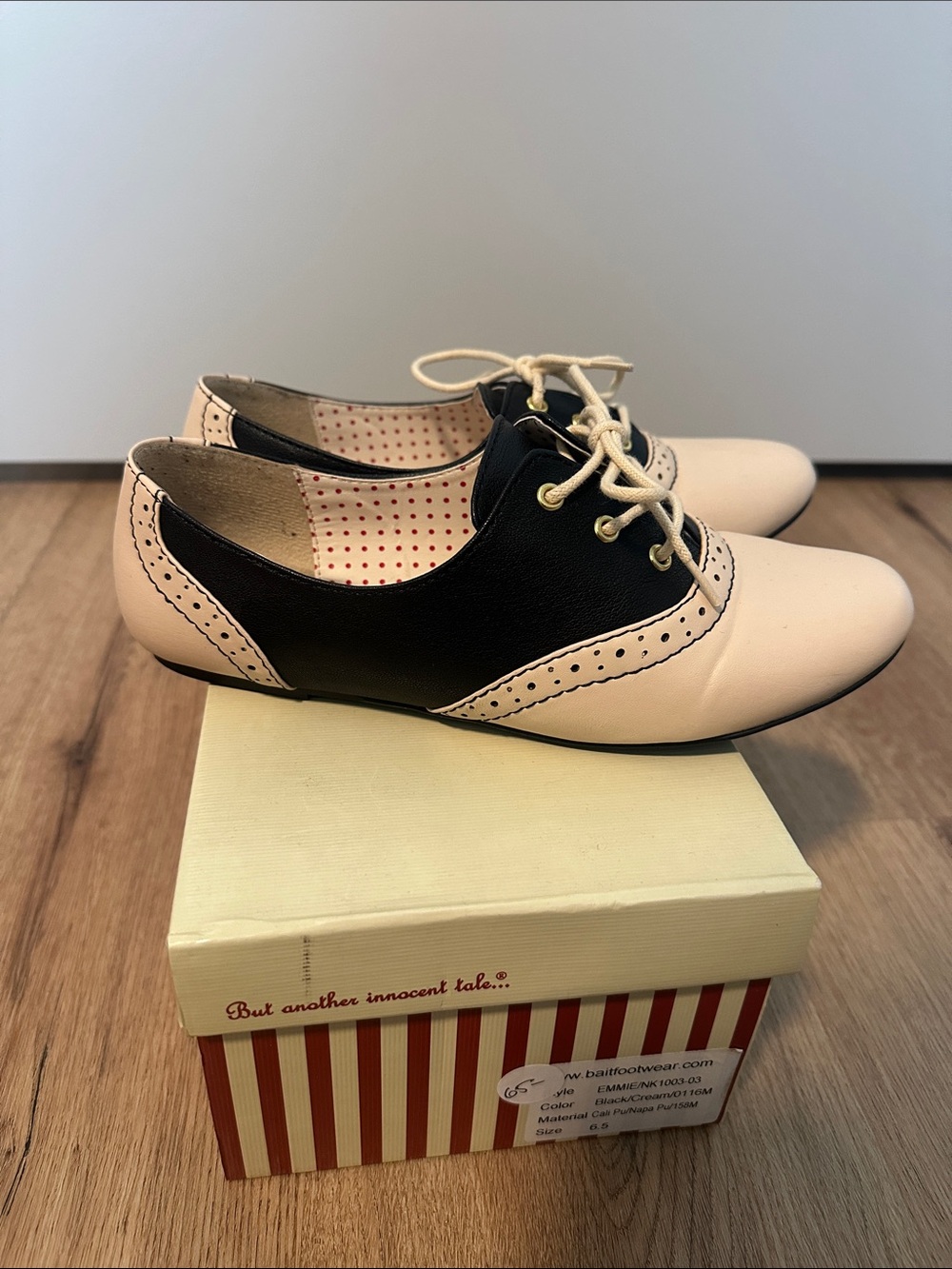 Two-Tone Women's Oxford Dress Shoes in Black and Cream